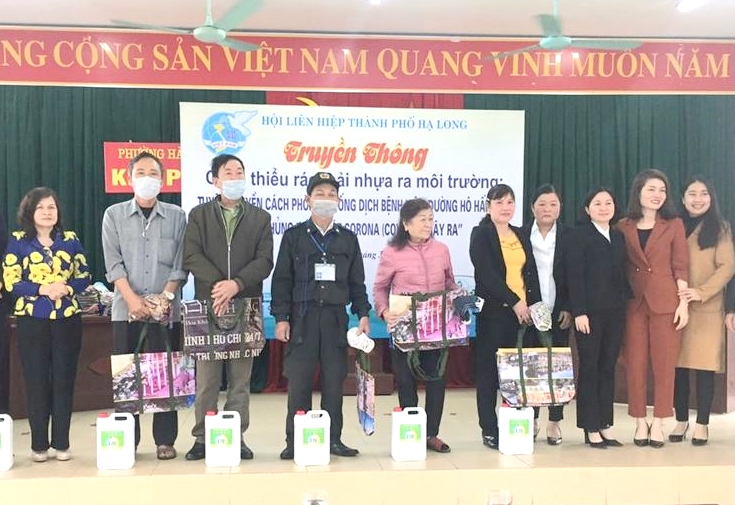 Hội LHPN TP Hạ Long tặng khẩu trang, nước rửa tay cho người dân khu 8 phường Hà Phong