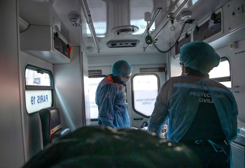 Các nhân viên y tế đang chăm sóc 1 người mắc Covid-19 ở Paris, Pháp ngày 28/3. Ảnh: AP