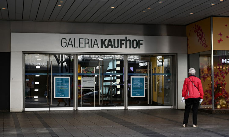 Người dân đứng trước một cửa hàng đóng cửa tại thành phố Munich hôm 20/3. Ảnh: AFP.
