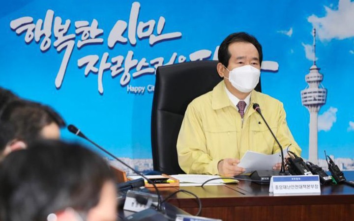 Thủ tướng Hàn Quốc Chung Sye-kyun đeo khẩu trang họp với nhóm quan chức của chính phủ phụ trách vấn đề dịch Covid-19. Ảnh: Yonhap.