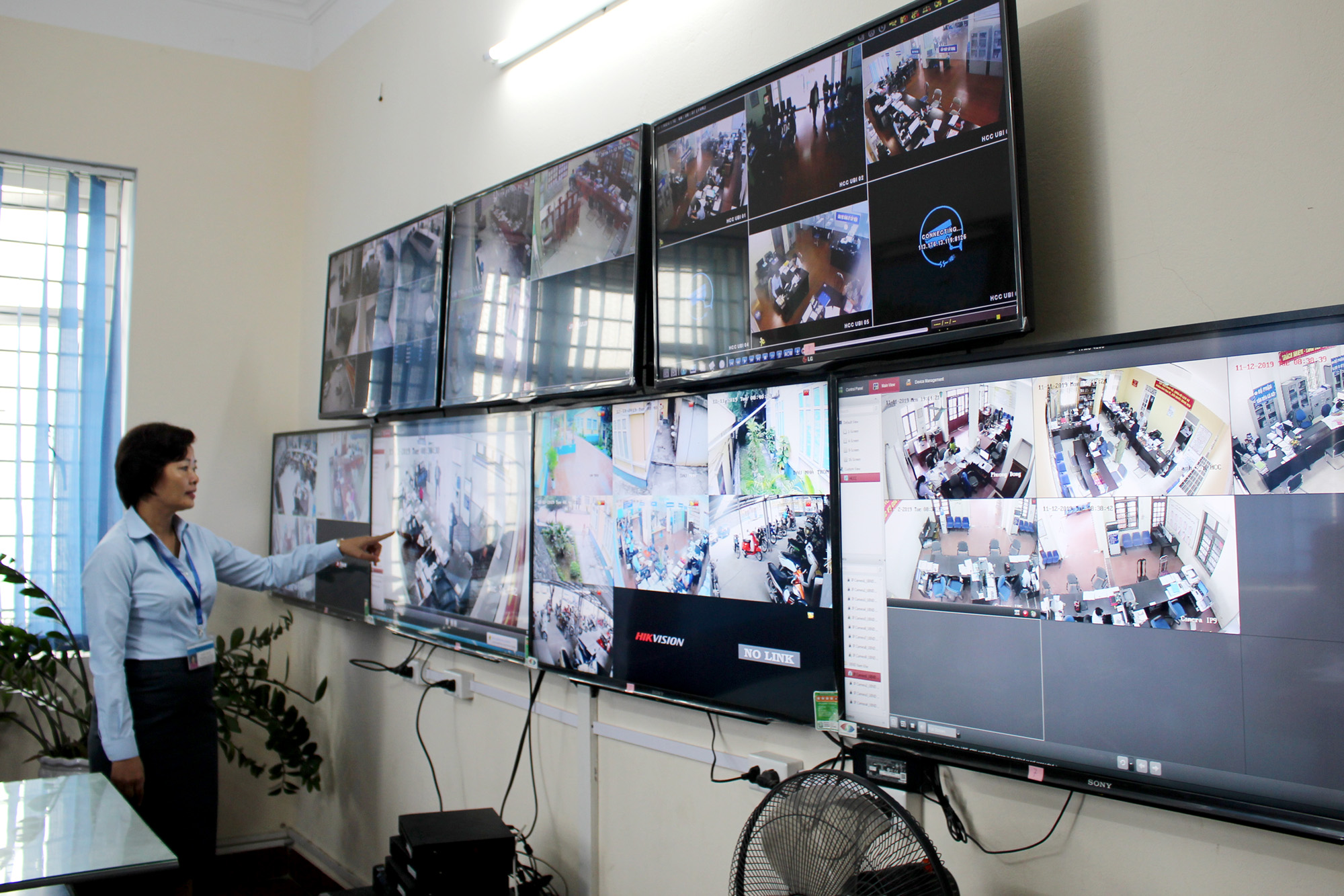 Giám đốc Trung tâm Hành chính công TP Uông Bí giám sát hoạt động của CBCC tại Trung tâm và các bộ phận