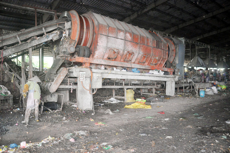 Phạn loại và xử lý rác thải sinh hoạt tại Nhà máy xử lý rác thải miền Đông, xã Quảng Nghĩa, TP Móng Cái.