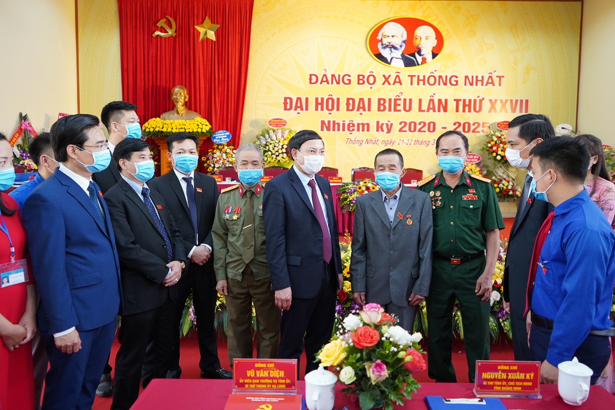 Bí thư Tỉnh ủy Nguyễn Xuân Ký trò chuyện với các đại biểu dự Đại hội Đảng bộ xã Thống Nhất, nhiệm kỳ 2020-2025