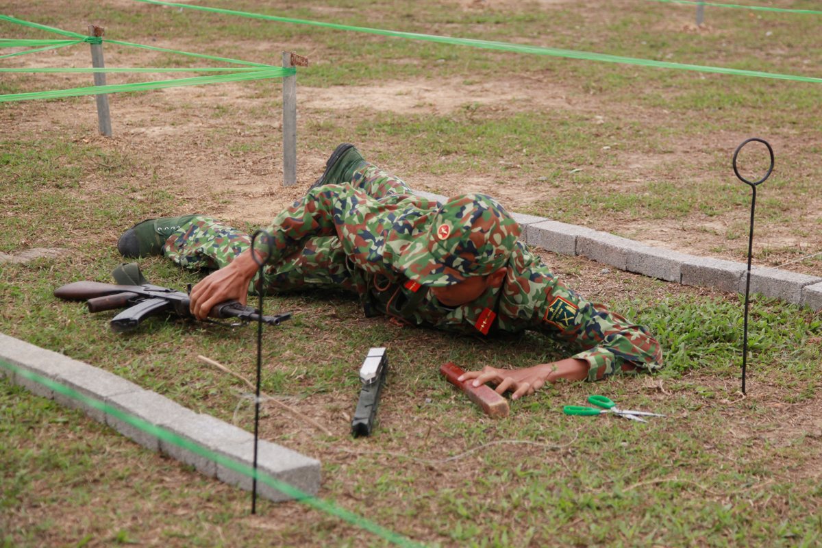 Các chiến sĩ vận dụng các tư thế động tác cơ bản trong chiến đấu vượt qua 3 lớp hàng rào.