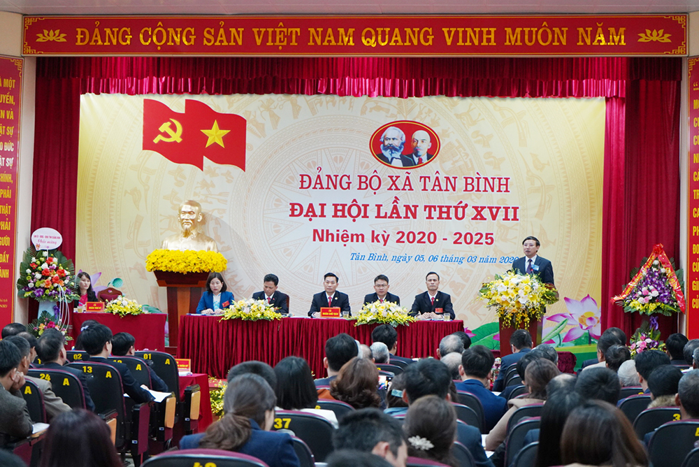 Đồng chí Nguyễn Xuân Ký, Bí thư Tỉnh ủy, Chủ tịch HĐND tỉnh phát biểu chỉ đạo tại Đại hội Đảng bộ xã lần thứ XVII, nhiệm kỳ 2020-2025. Đây là một trong hai đảng bộ xã/phường đầu tiên trong toàn tỉnh tổ chức đại hội nhiệm kỳ 2020-2025