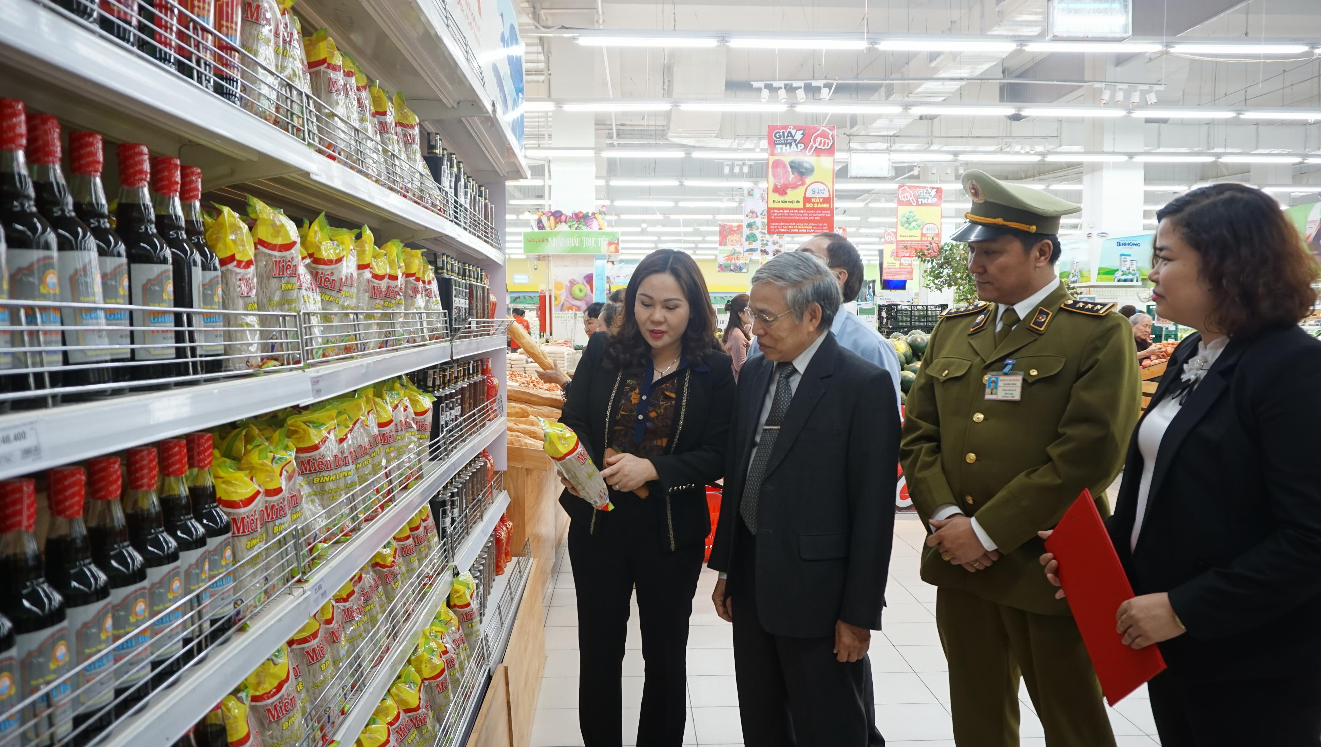Sở Công Thương phối hợp cùng các đơn vị liên ngành kiểm tra chất lượng hàng hóa tại siêu thị Big C Hạ Long. 