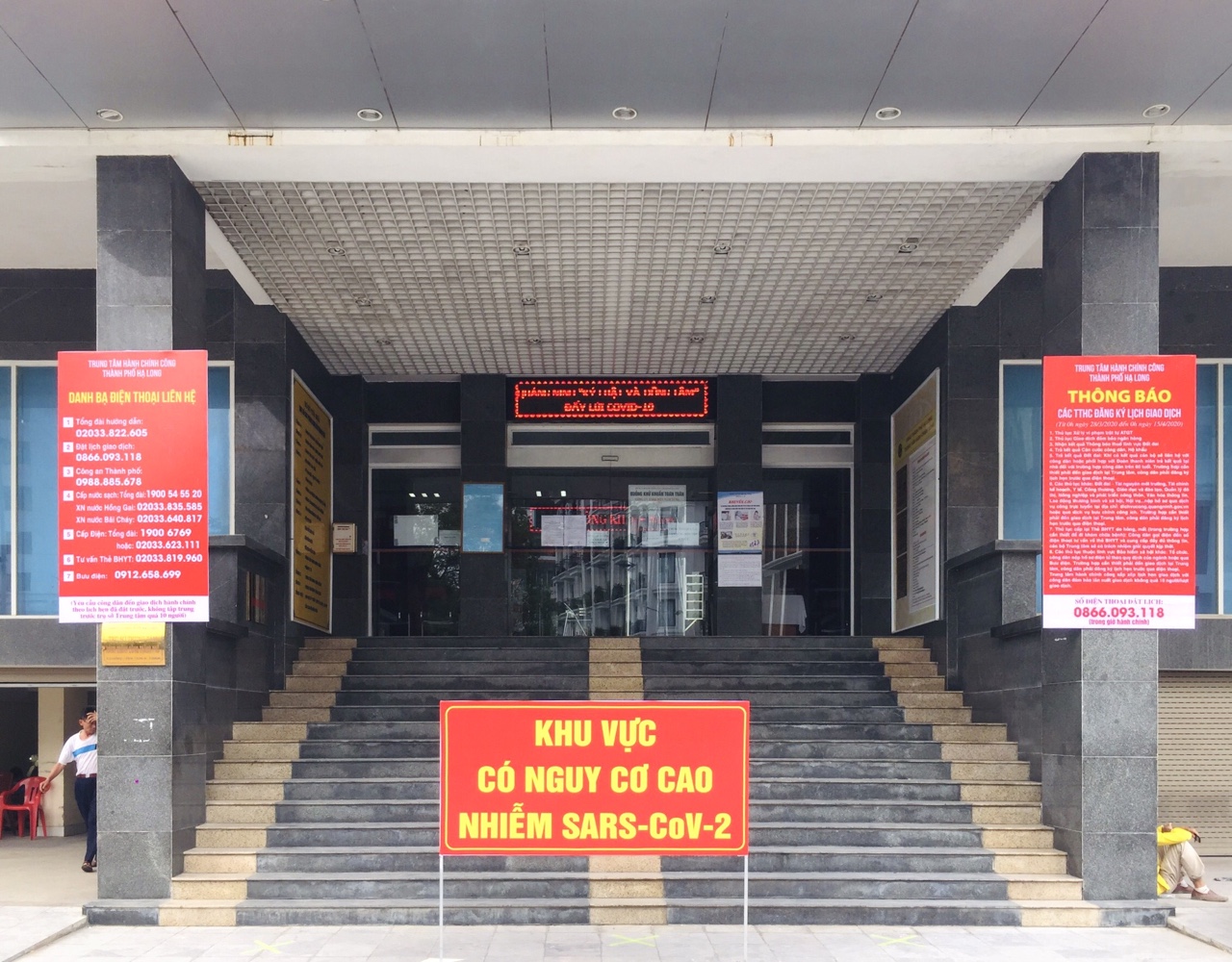 Thông báo thay đổi công tác phục vụ tạm thời được niêm yết tại cửa Trung tâm HCC TP Hạ Long