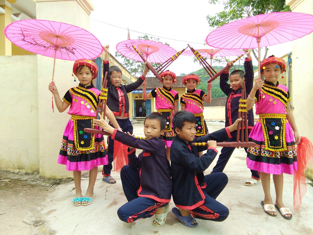 Học sinh Trường PTDTBT TH-THCS Hà Lâu trong trang phục truyền thống.