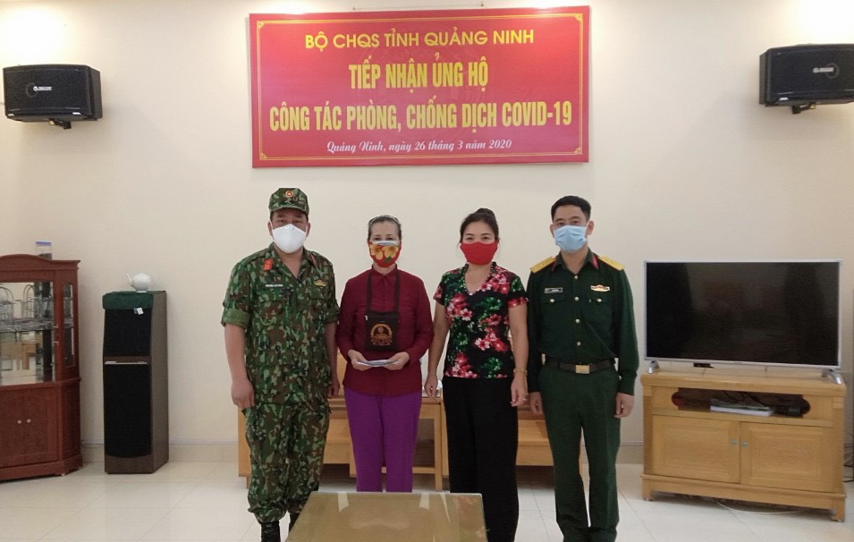 Gia đình Bà Nguyễn Thị Nhầm, ở phường Đại Yên, TP Hạ Long đã đến trao số tiền 20 triệu đồng từ nguồn tiết kiệm lợn đất