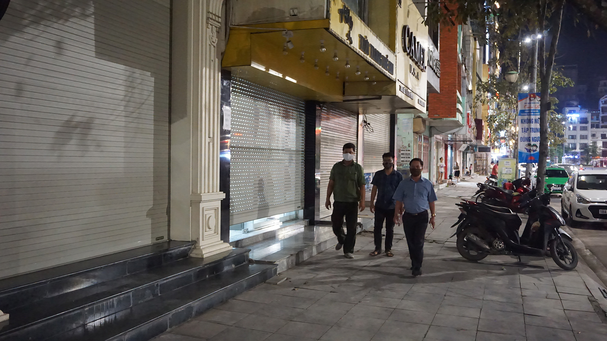 Để đảm bảo thực hiện người dân không ra đường sau 22h lực lượng chức năng của phường Bạch Đằng đã thường xuyên đi tuần, kiểm soát chặt chẽ ý thức thực hiện của người dân.
