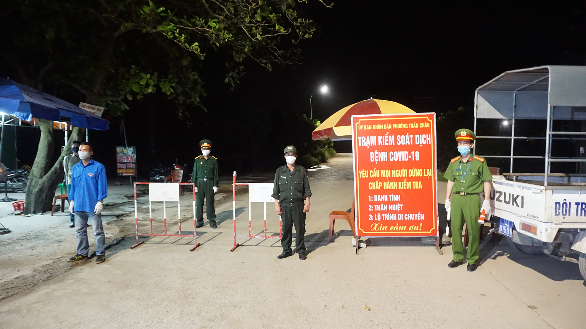 Tại các phường trên địa bàn TP Hạ Long đều thành lập các chốt kiểm tra để thực hiện kiểm soát người dân ra đường sau 22h.
