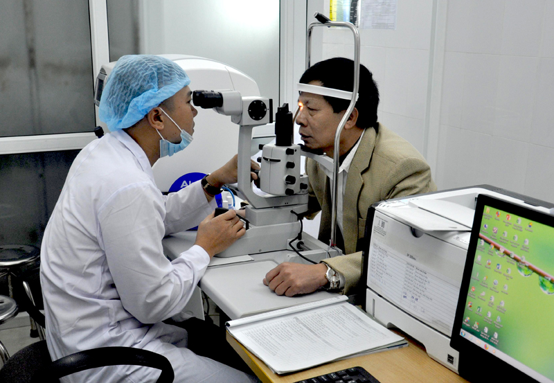 Kiểm tra các bệnh về mắt cho bệnh nhân tại Trung tâm Kiểm soát bệnh tật tỉnh (ảnh chụp tháng 2/2019)
