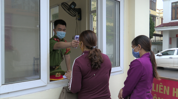 Người dân ra/vào trụ sở làm việc của các cơ quan trên địa bàn huyện Tiên Yên đều phải kiểm tra thân nhiệt.