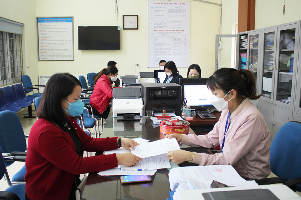 Cán bộ công chức Bộ phận tiếp nhận và trả kết quả hiện đại thị trấn Quảng Hà, huyện Hải Hà thực hiện nghiêm kỷ luật, kỷ cương hành chính, đạo đức công vụ.