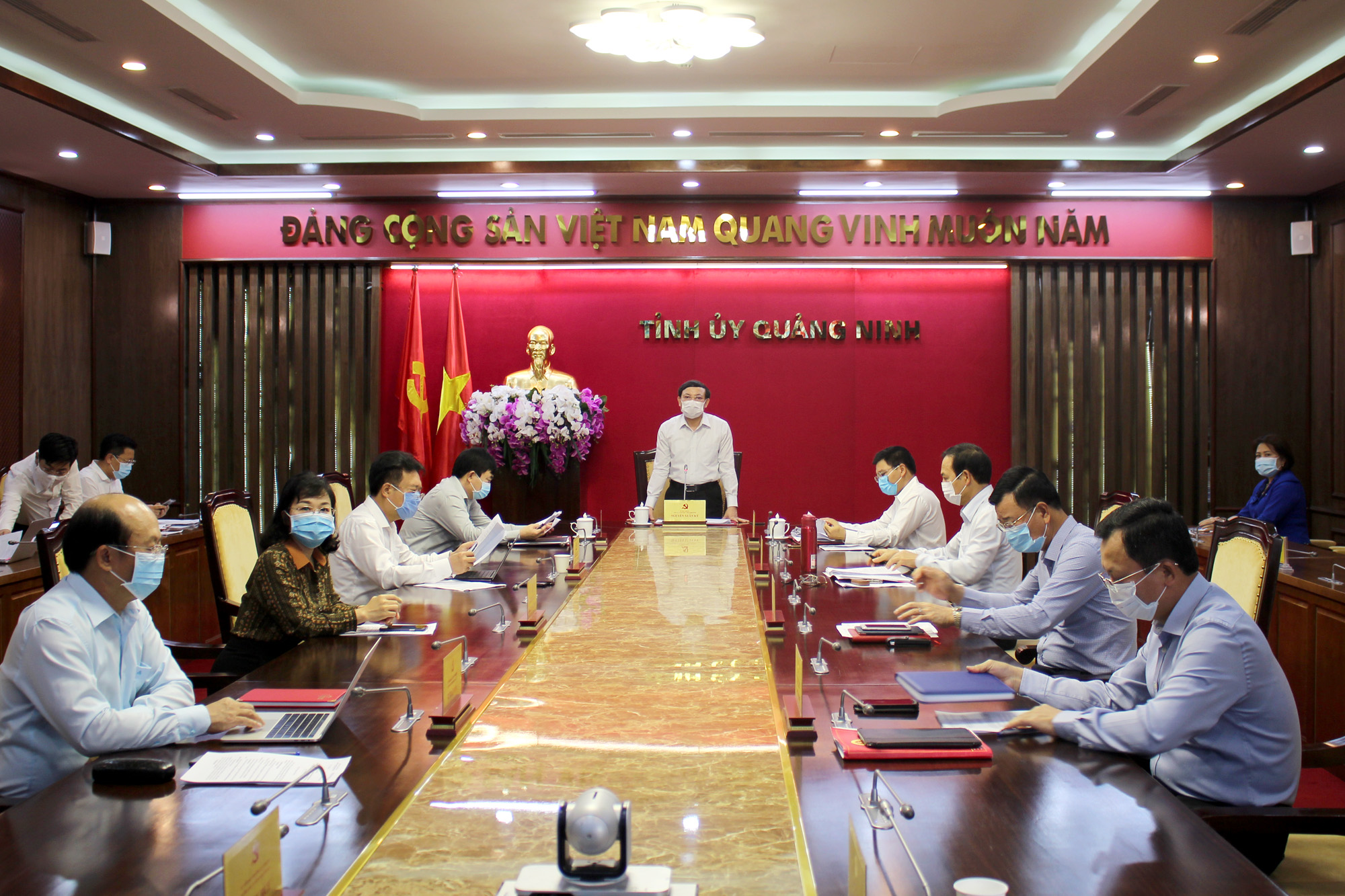Đồng chí Bí thư Tỉnh ủy, Chủ tịch HĐND tỉnh, kết luận cuộc họp.