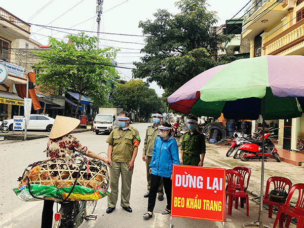 Tổ công tác của thị trấn Tiên Yên nhắc nhở người dân thực hiện nghiêm việc đeo khẩu trang tại nơi công cộng
