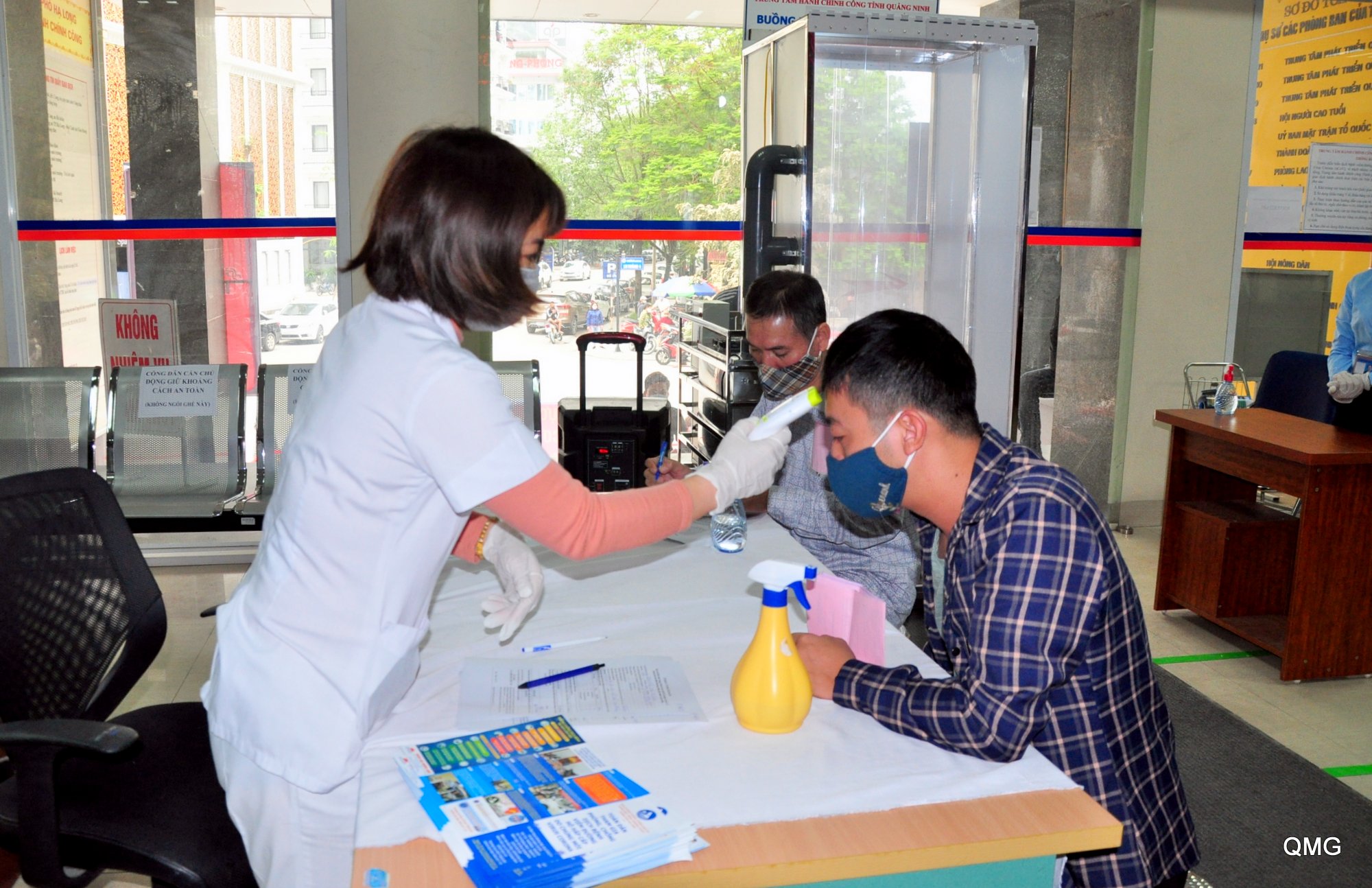 Cán bộ y tế TP Hạ Long phối hợp với Trung tâm Hành chính công kiểm soát y tế chặt chẽ với người đến giao dịch trực tiếp tại Trung tâm