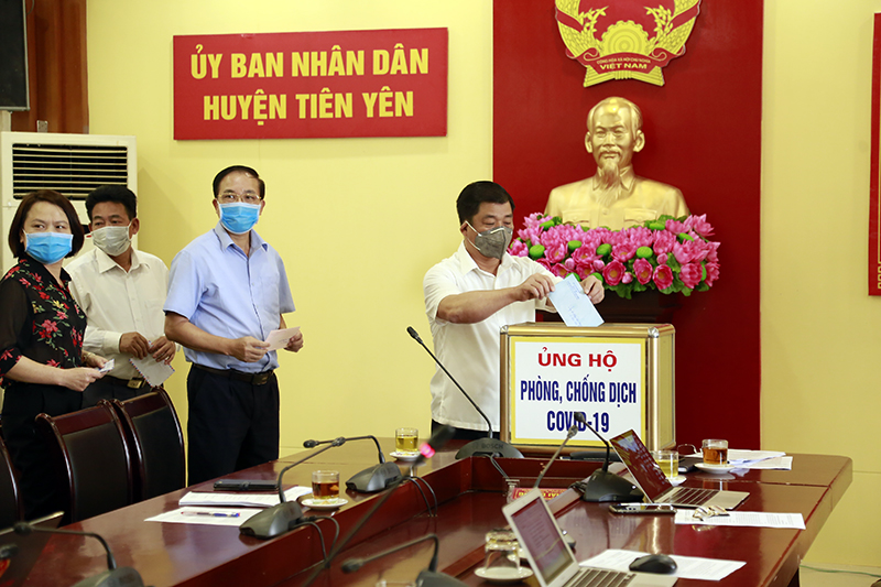 Các đồng chí lãnh đạo huyện Tiên Yên tham gia ủng hộ phòng, chống dịch Covid-19