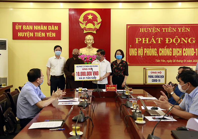Hội phật tử chùa Linh Quang tham gia ủng hộ 10 triệu đồng và 01 tấn gạo