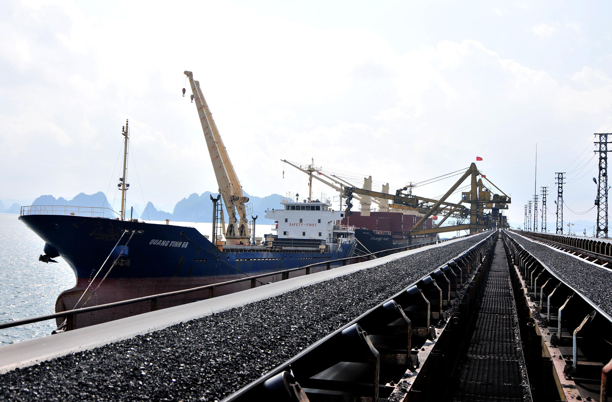 Hệ thống dây chuyền, thiết bị bốc rót, phục vụ tiêu thụ than tại Cảng Cẩm Phả.