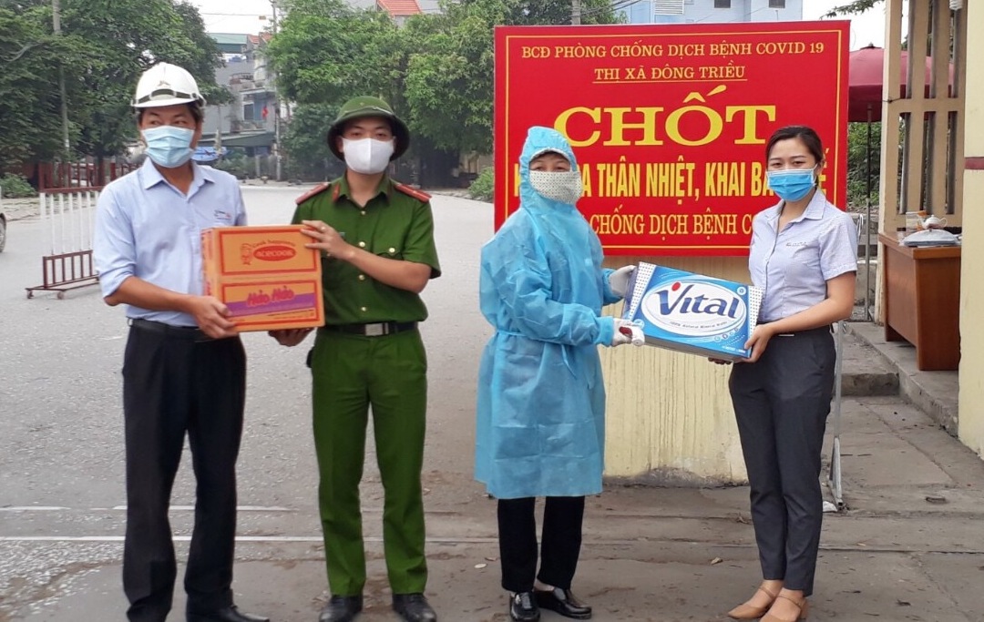 Đại diện Công ty Xi măng VICEM Hoàng Thạch trao nước uống và mỳ tôm cho chốt liên ngành kiểm soát dịch bệnh Covid-19.