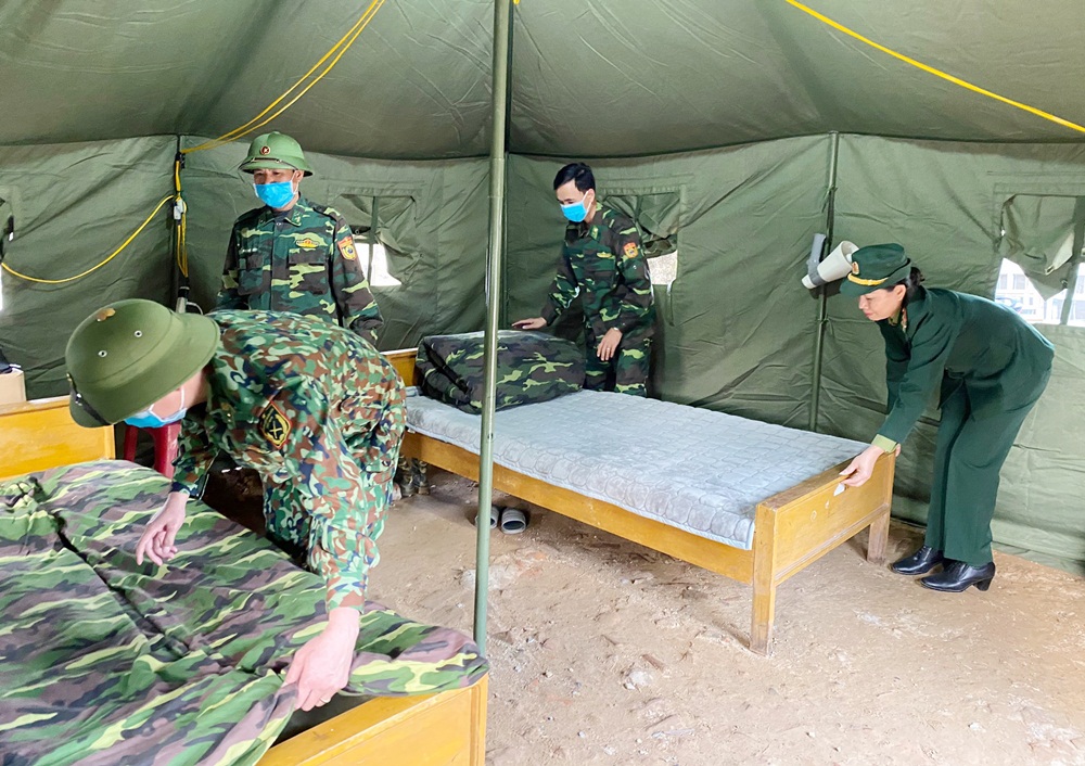 Thiếu tá Nguyễn Thị Thủy cùng cán bộ chiến sĩ Đồn Biên phòng Quảng Đức sắp xếp lại khu vực lán trại tại Chốt kiểm soát dịch Covid-19 của Đồn Biên phòng Quảng Đức.