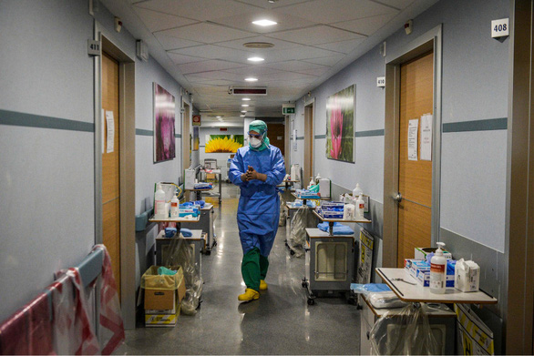 Một nhân viên y tế tại bệnh viện ở Milan, Ý - Ảnh: EPA