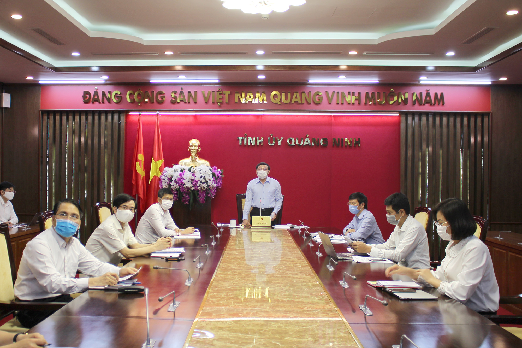 Đồng chí Nguyễn Xuân Ký, Bí thư Tỉnh ủy, Chủ tịch HĐND tỉnh, phát biểu tại cuộc họp.