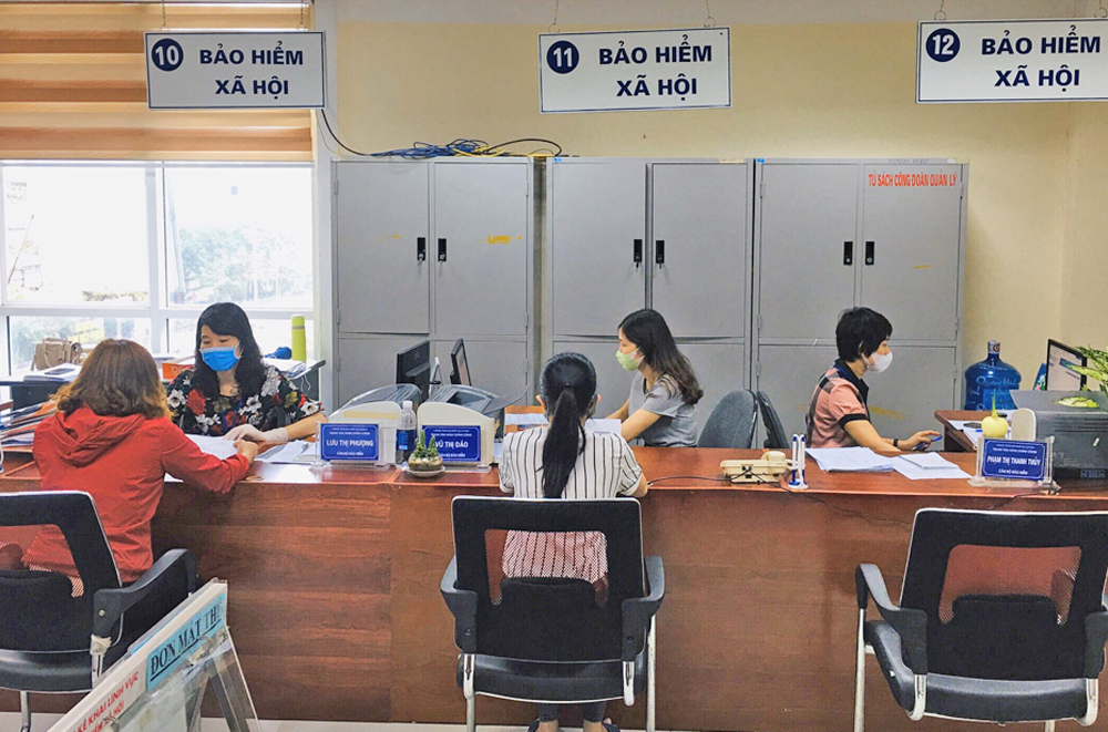 Các doanh nghiệp, cá nhân làm thủ tục liên quan đến BHXH tại Trung tâm Hành chính công TP Hạ Long.