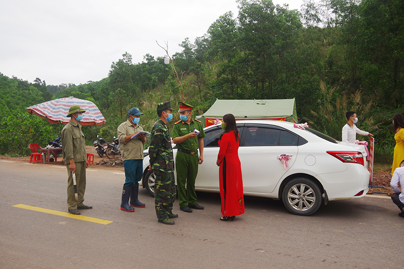 Cán bộ, chiến sĩ Đồn Biên phòng Bắc Sơn phối hợp với các lực lượng chức năng địa phương kiểm soát người qua lại biên giới.