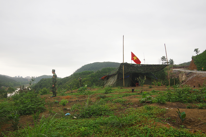  Cán bộ, chiến sĩ Đồn Biên phòng Bắc Sơn canh gác ở 1 điểm chốt biên giới.