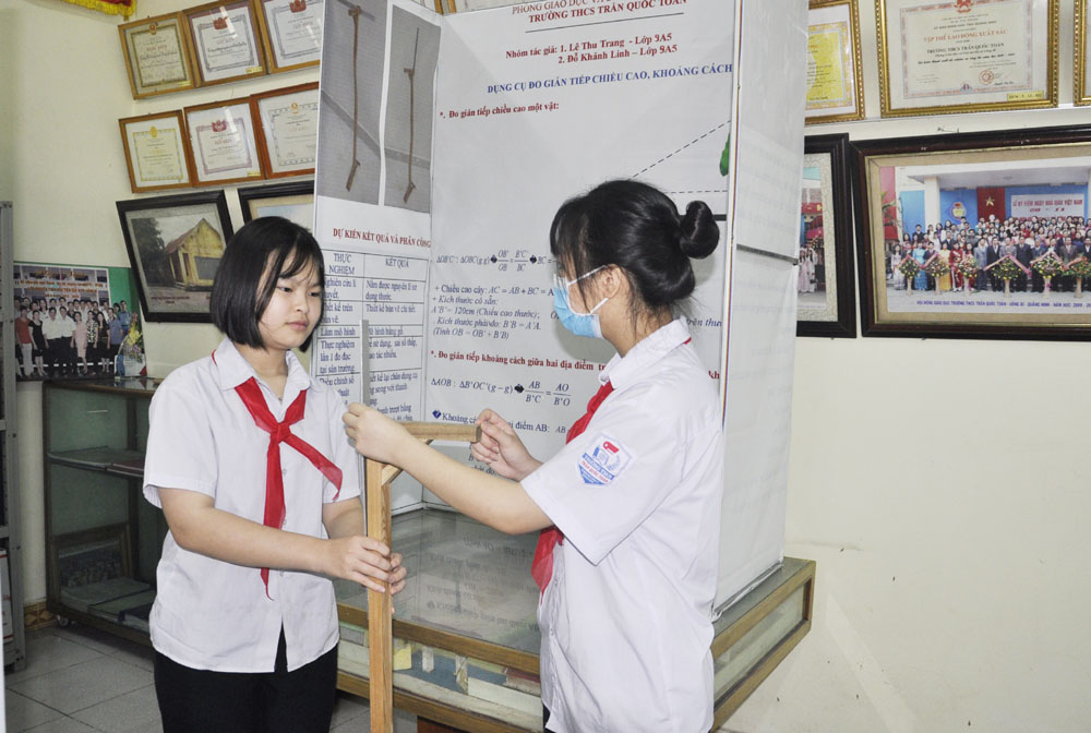 Dụng cụ đo gián tiếp chiều cao Em Lê Thu Trang và Đỗ Khánh Linh, học sinh lớp 9A5, Trường THCS Trần Quốc Toản