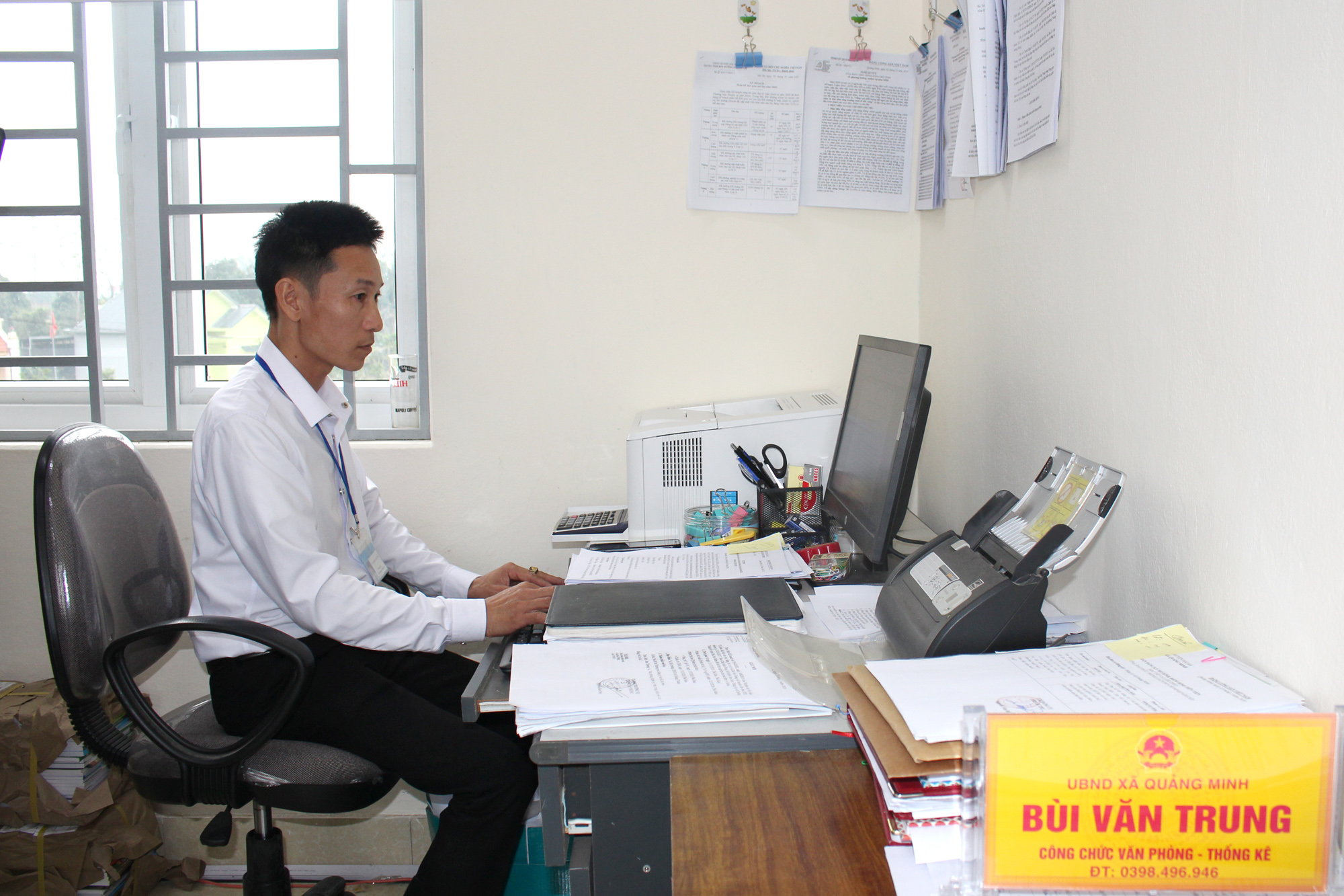 Cán bộ, công chức xã Quảng Minh (Hải Hà) hoạt động ổn định, nền nếp ngay sau khi sáp nhập. Ảnh chụp ngày 11/3/2020.