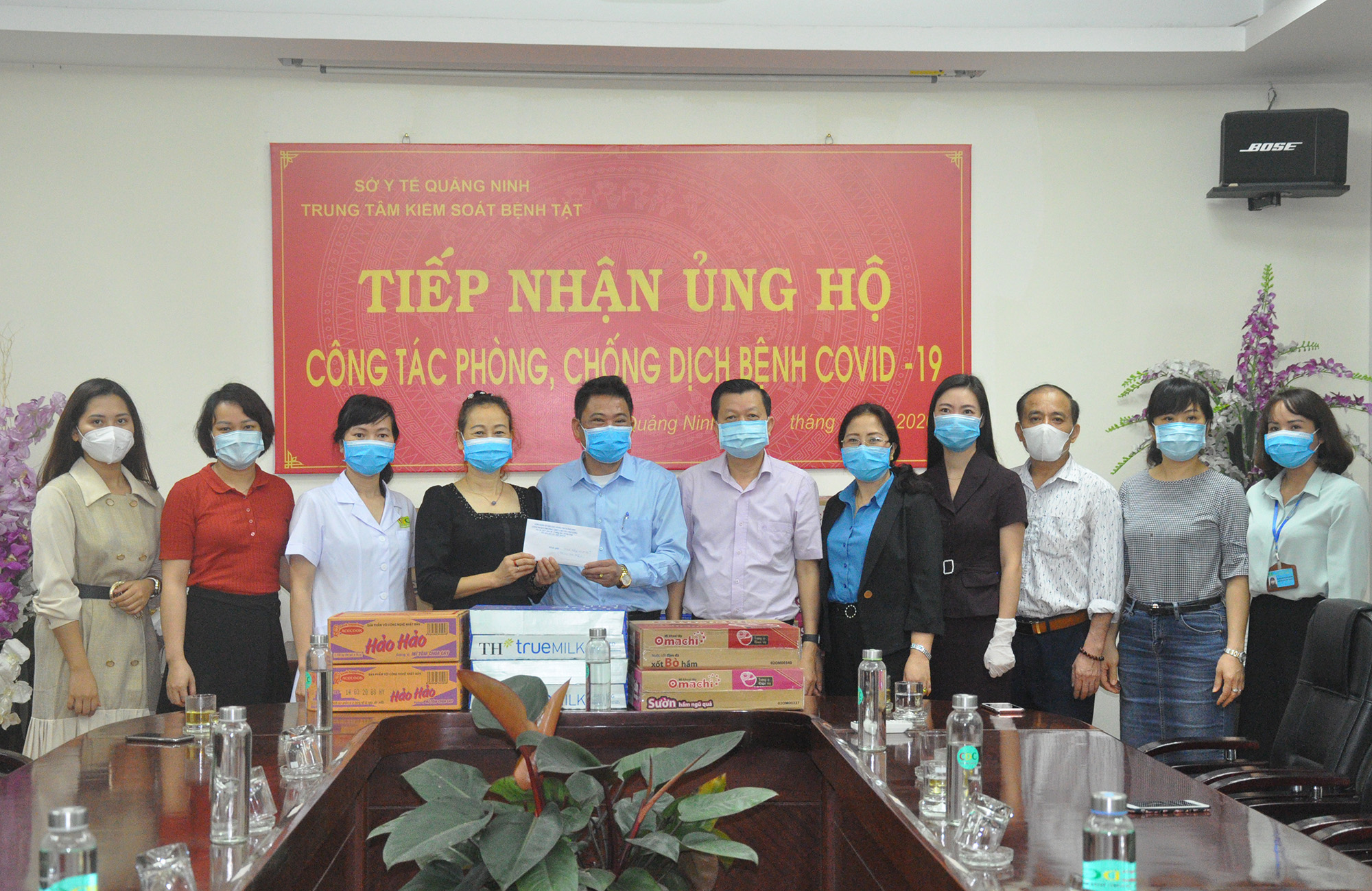 Trường THPT Chuyên Hạ Long trao hỗ trợ gồm tiền mặt và các nhu yếu phẩm cho các y bác sĩ Trung tâm Kiểm soát bệnh tật tỉnh.