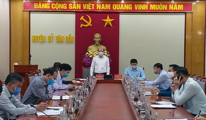 Đồng chí Vũ Xuân Diện, Trưởng Ban Nội chính Tỉnh uỷ phát biểu chỉ đạo tại cuộc họp trực tuyến của huyện Vân Đồn.