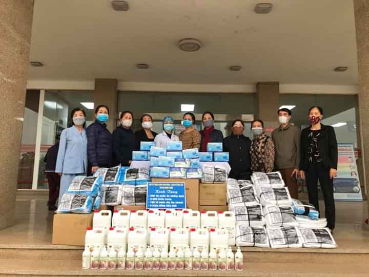 Các nhà hảo tâm của Hội từ thiện Chùa Non Đông tra quà Trung tâm y tế thị xã Đông Triều.