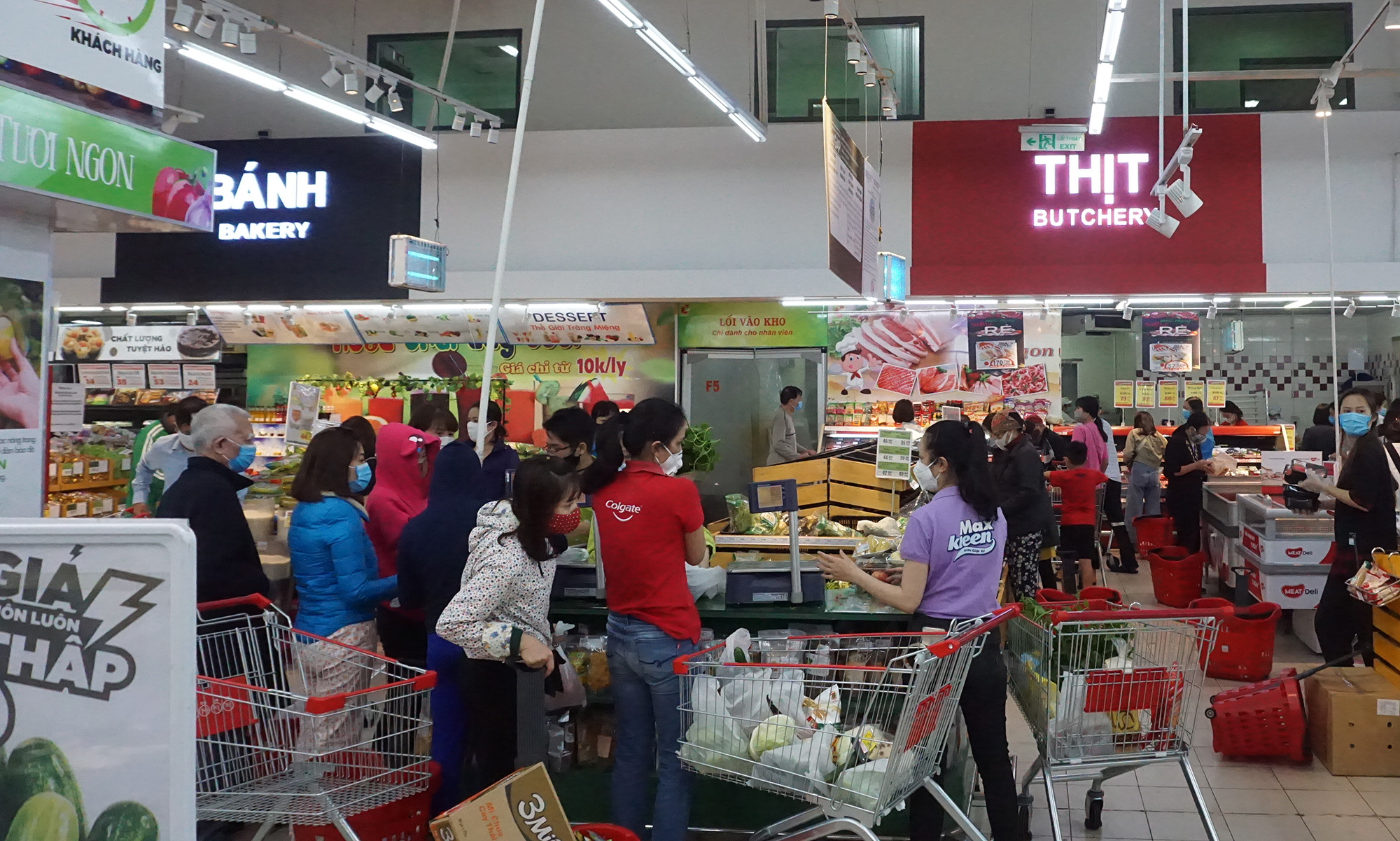 Người dân tới Big C Hạ Long mua hàng.