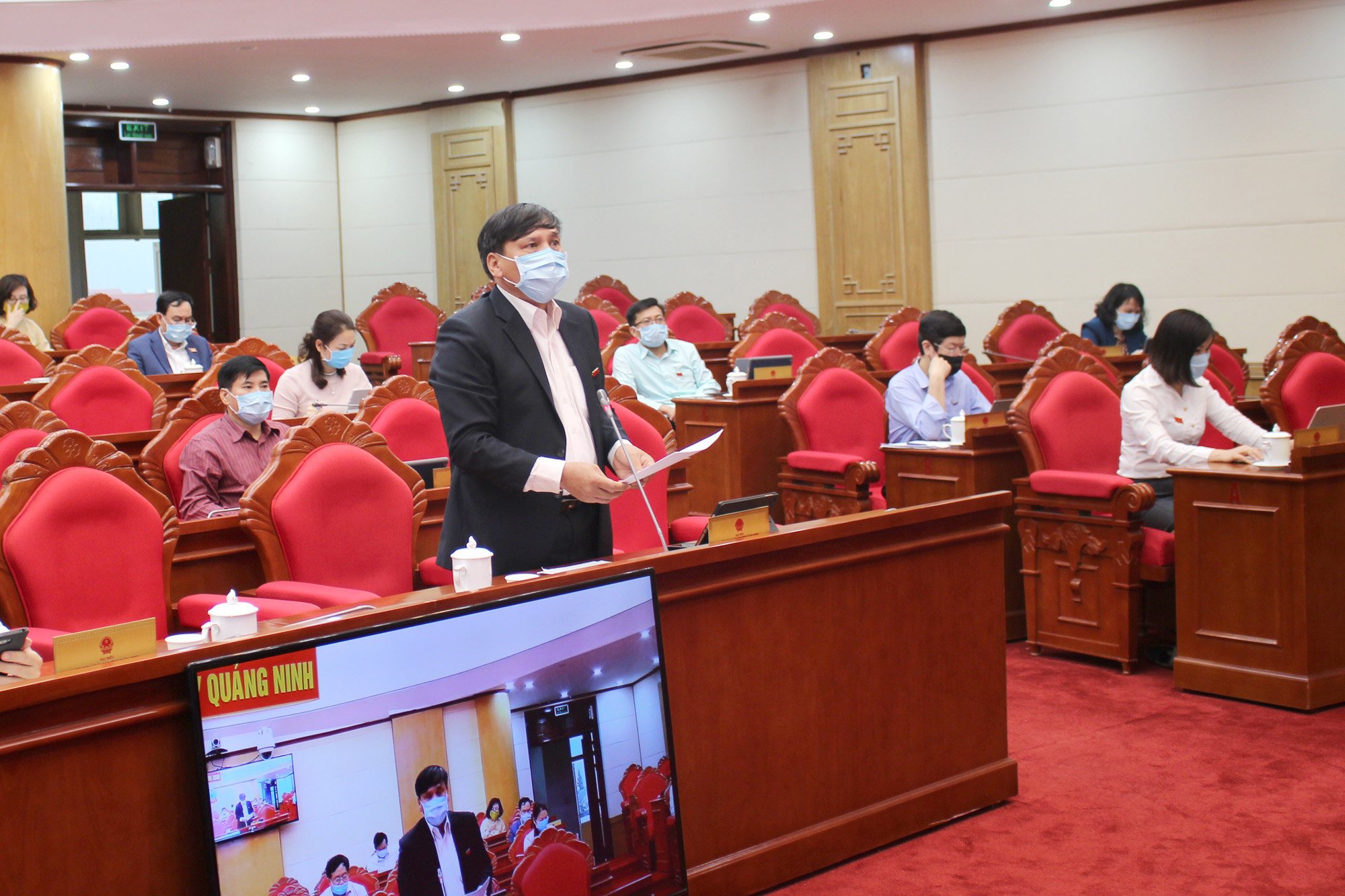 Đại biểu Vũ Văn Kinh, tổ đại biểu Móng Cái phát biểu thảo luận tại kỳ họp.