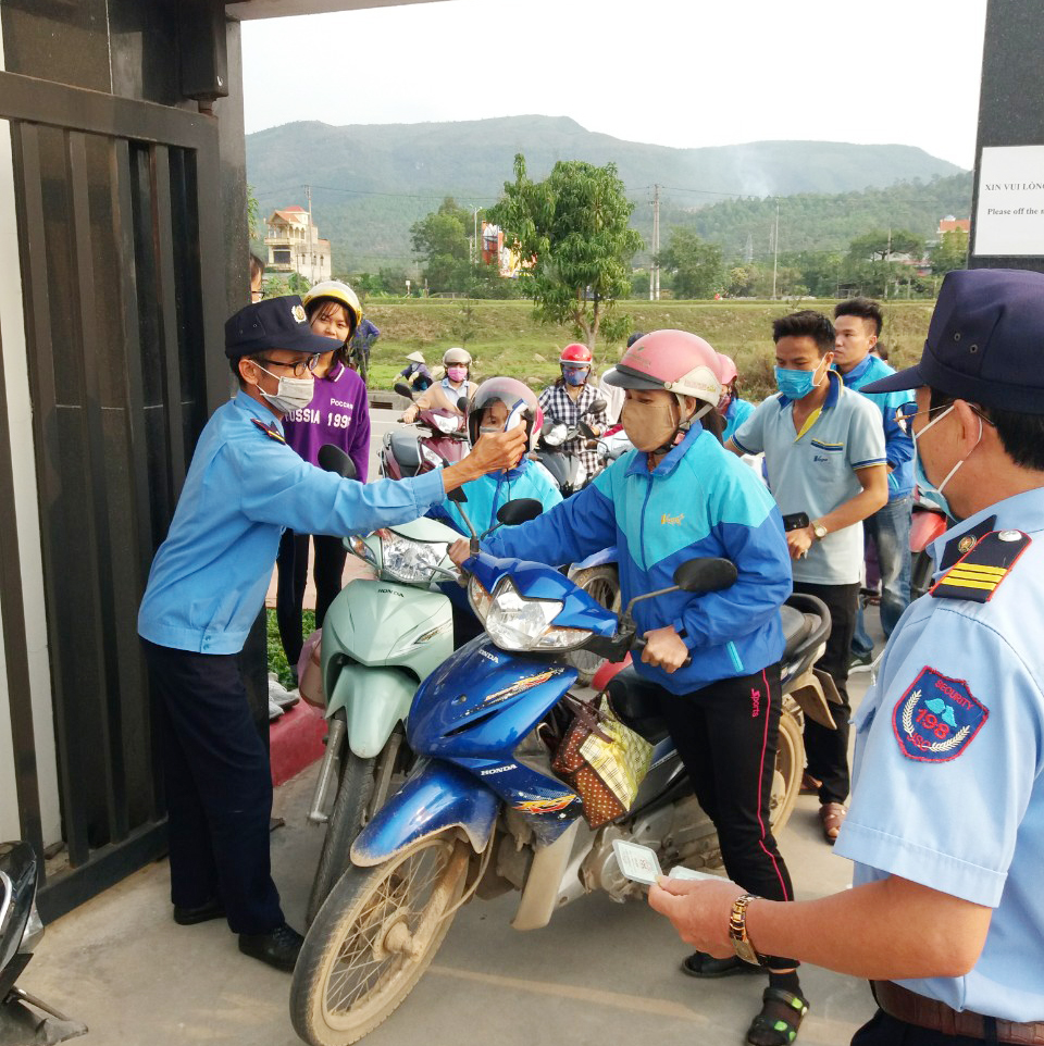 Công ty TNHH Vegaballs-Việt Nam tổ chức đo thân nhiệt cho người lao động ngay tại cổng ra vào...