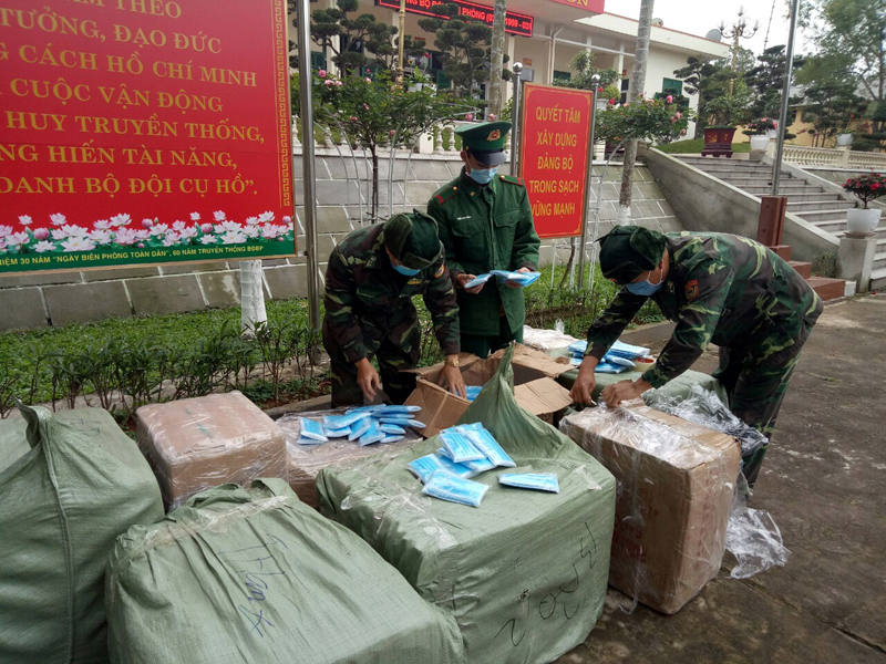 Cán bộ, chiến sỹ Đồn Biên phòng Bắc Sơn (Móng Cái) bắt giữ vụ vận chuyển trái phép 40.000 khẩu trang y tế sang Trung Quốc. Ảnh: Hữu Việt