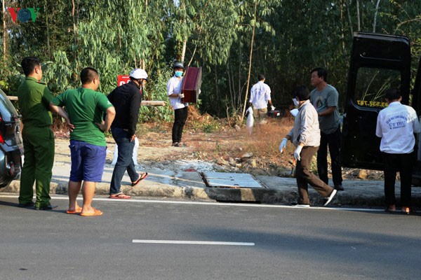 Chiếc vali chứa xác người được phát hiện trong khu rừng gần đường Phạm Văn Đồng.