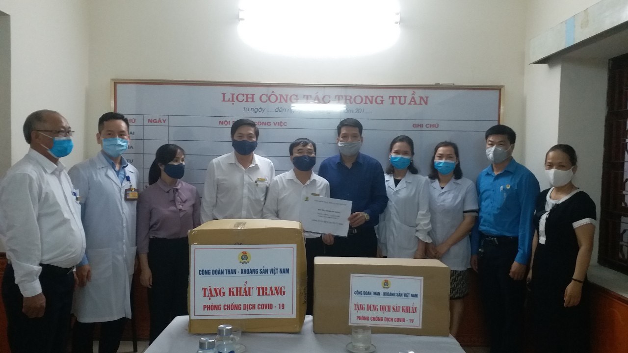 Công đoàn Than - Khoáng sản Việt Nam đã trao tặng khẩu trang và nước rửa tay sát khuẩn cho CBCNVC - LĐ Công ty Tuyển than Cửa Ông - TKV