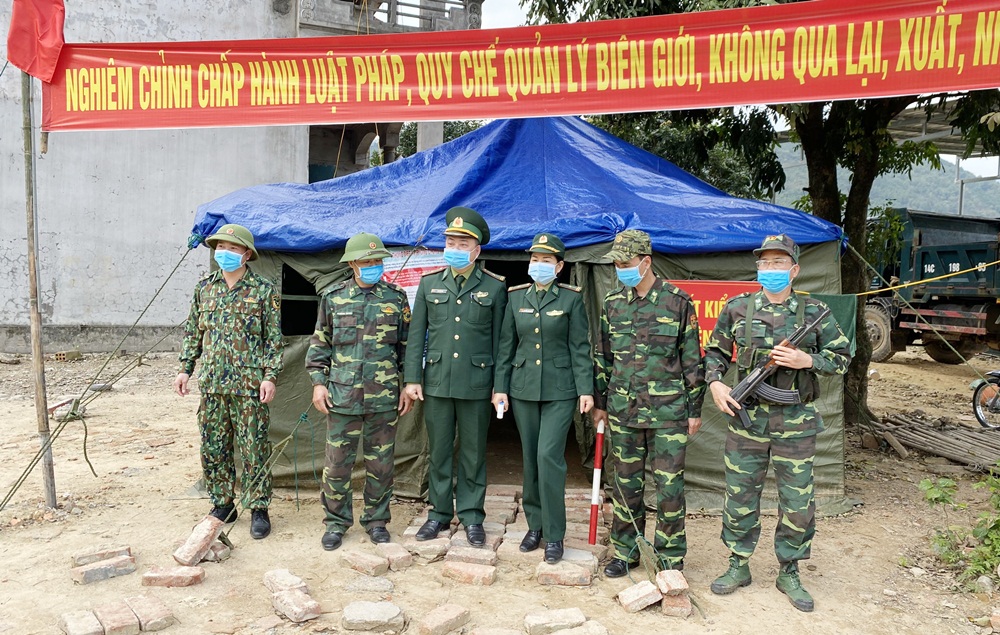 Thiếu tá Nguyễn Thị Thủy cùng cán bộ chiến sĩ Đồn Biên phòng Quảng Đức thường xuyên túc trực tạii các chốt kiểm soát dịch 