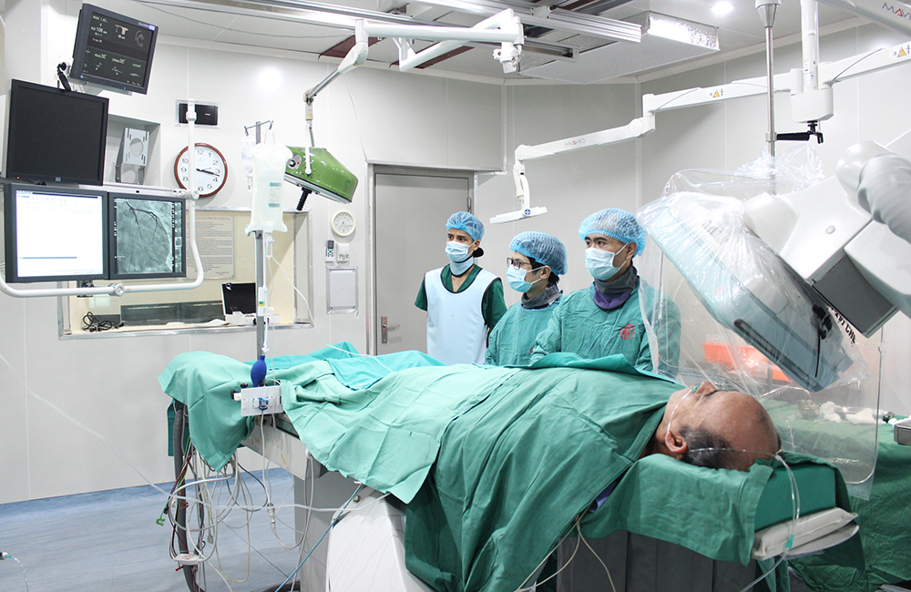Bác sĩ Bệnh viện Việt nam - Thụy Điển Uông Bí theo phân tích các chỉ số sức khỏe người bệnh từ máy chụp mạch số hóa xóa nên DSA