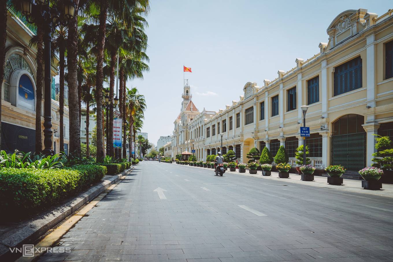 Đường Lê Thánh Tôn chạy qua mặt trước trụ sở UBND TP HCM, quận 1. Trụ sở UBND TP HCM là một trong những công trình kiến trúc cổ điển, mang tính biểu tượng của Sài Gòn, được xây dựng từ năm 1898-1909. Nơi này luôn tấp nập người qua lại từ sáng tới khuya trong ngày thường. 