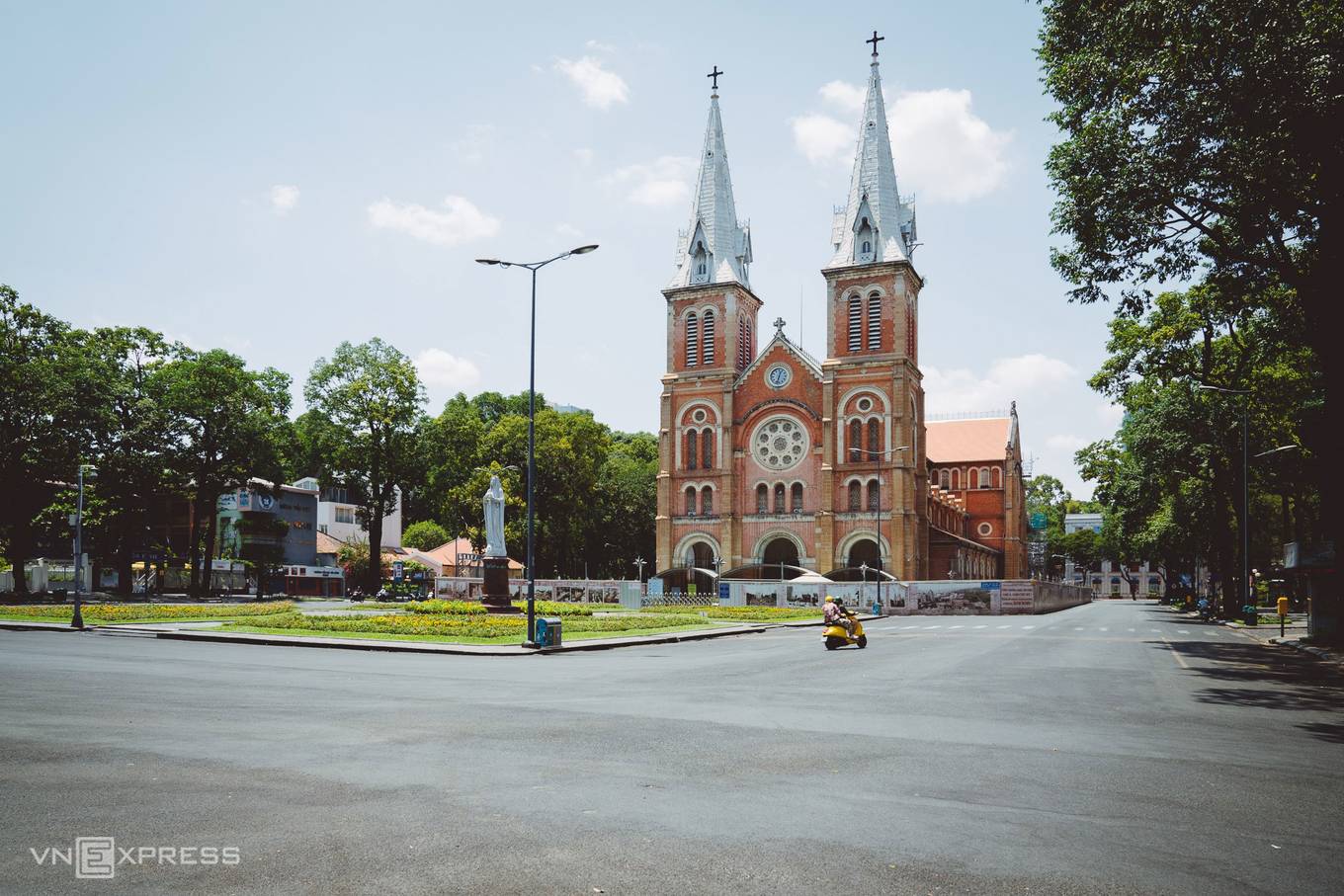Giao thông thưa thớt tại khu vực xung quanh Nhà thờ Đức Bà, Quận 1. Đây một trong những công trình kiến trúc độc đáo của Sài Gòn, được khởi công trùng tu đầu năm 2018, đến nay nhiều hạng mục sửa chữa đã hoàn thành.