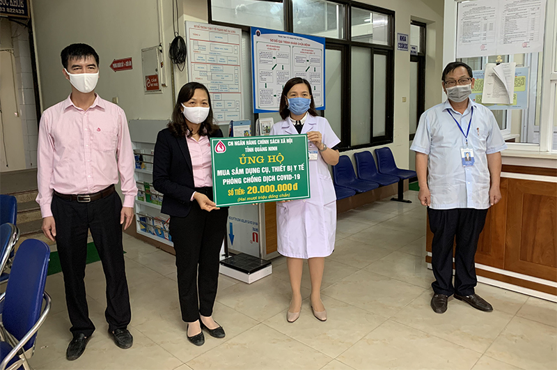 Ngân hàng chính sách xã hội chi nhánh Quảng Ninh đã đến động viên, ủng hộ, trao tặng kinh phí mua sắm dụng cụ, thiết bị y tế cho Trung tâm Y tế TP Hạ Long  
