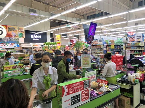 Nhân viên và người dân mua hàng tại siêu thị Big C Hạ Long nghiêm túc chấp hành việc đeo khẩu trang. (Ảnh chụp 18 giờ ngày 31/3)