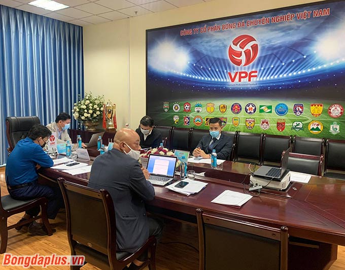 VPF lắng nghe ý kiến đóng góp của các CLB tham dự cuộc họp trực tuyến - Ảnh: Thiên Minh