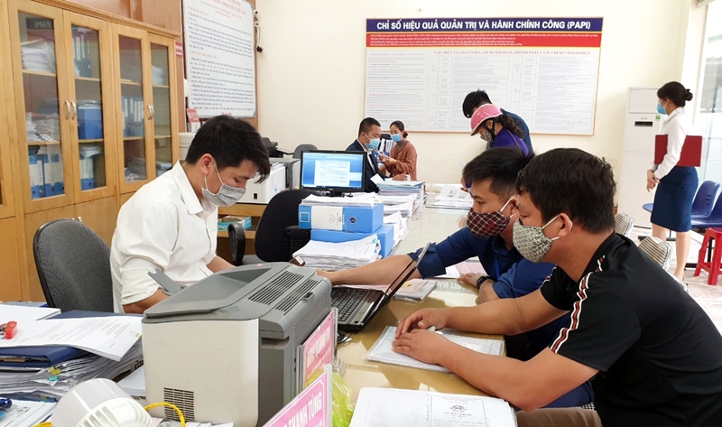 Người dân thực hiện thủ tục hành chính tại bộ phận tiếp nhận và trả kết quả hiện đại xã Tiên Lãng, ngày 30/3/2020